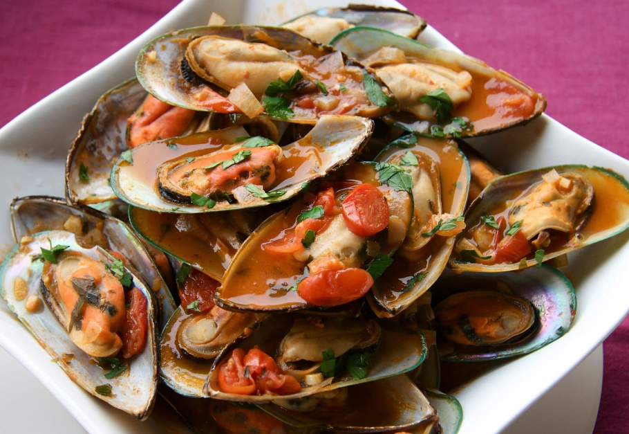 Live Black shell Mussels Kinkawooka 1kg pack.